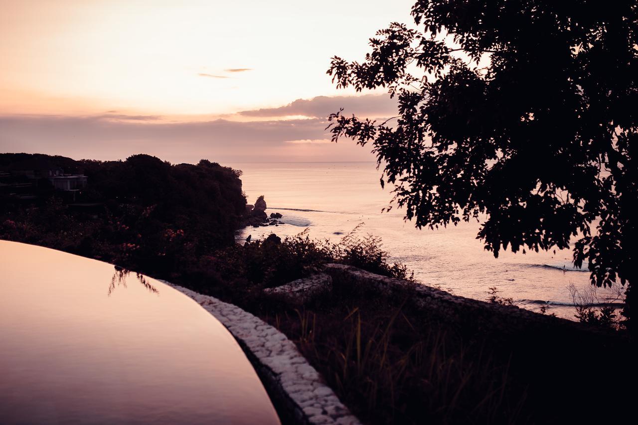 Отель Suarga Padang Padang Улувату Экстерьер фото
